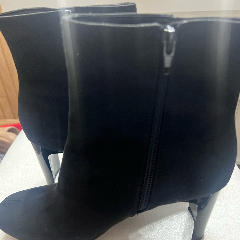 Black heels never worn !